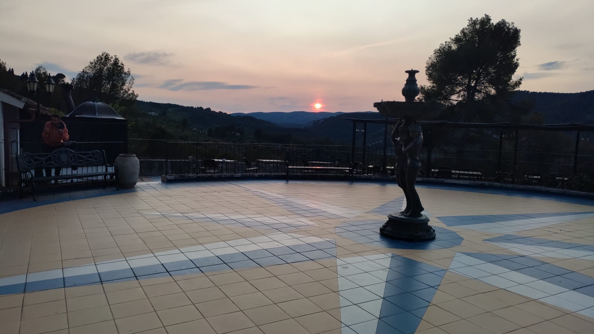 Retiro entre atardeceres, conciencia y simbolismo.